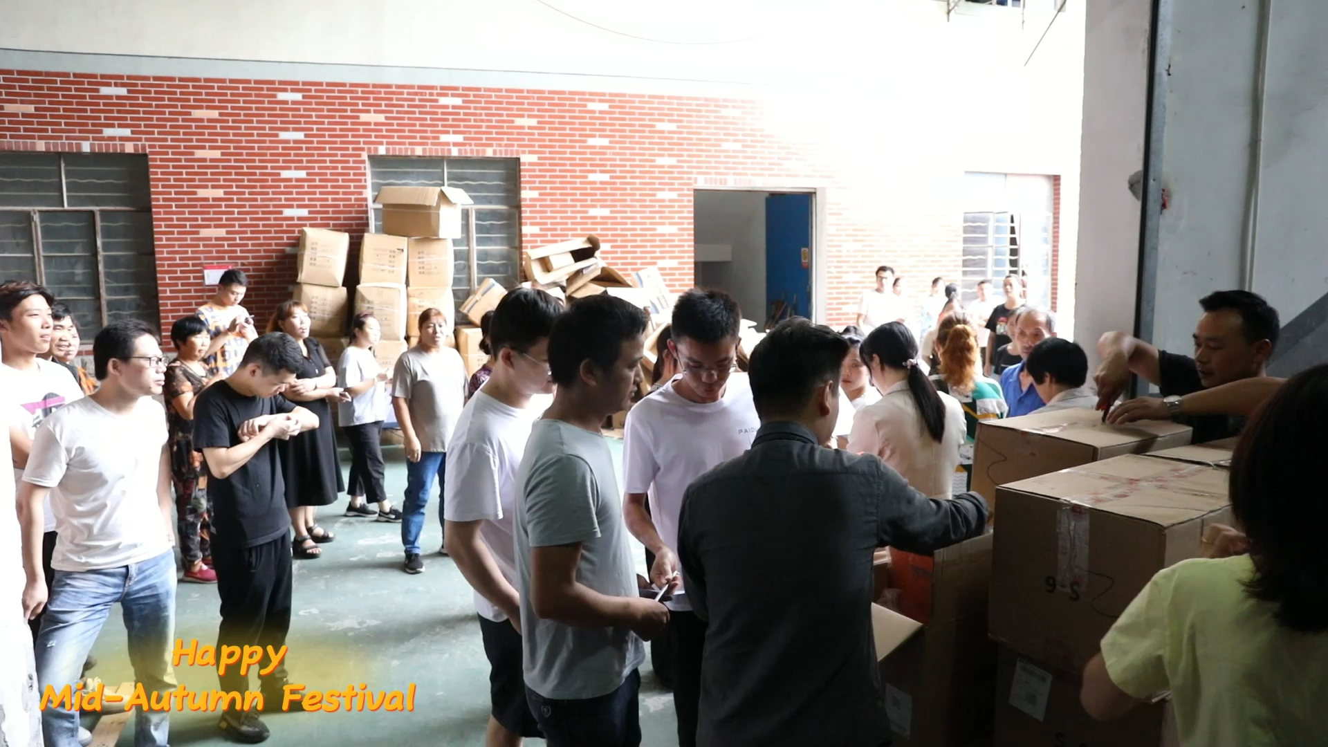 2022.9.10 The owner's wife personally went to the factory to distribute Mid-Autumn Festival benefits to employees | PAIDU